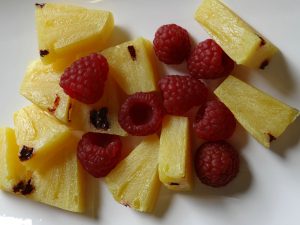 framboises et ananas factices en résine