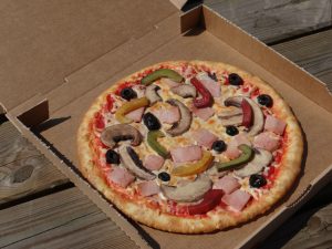 pizza reine factice régina avec champignon, jambon, poivrons et olives en résine