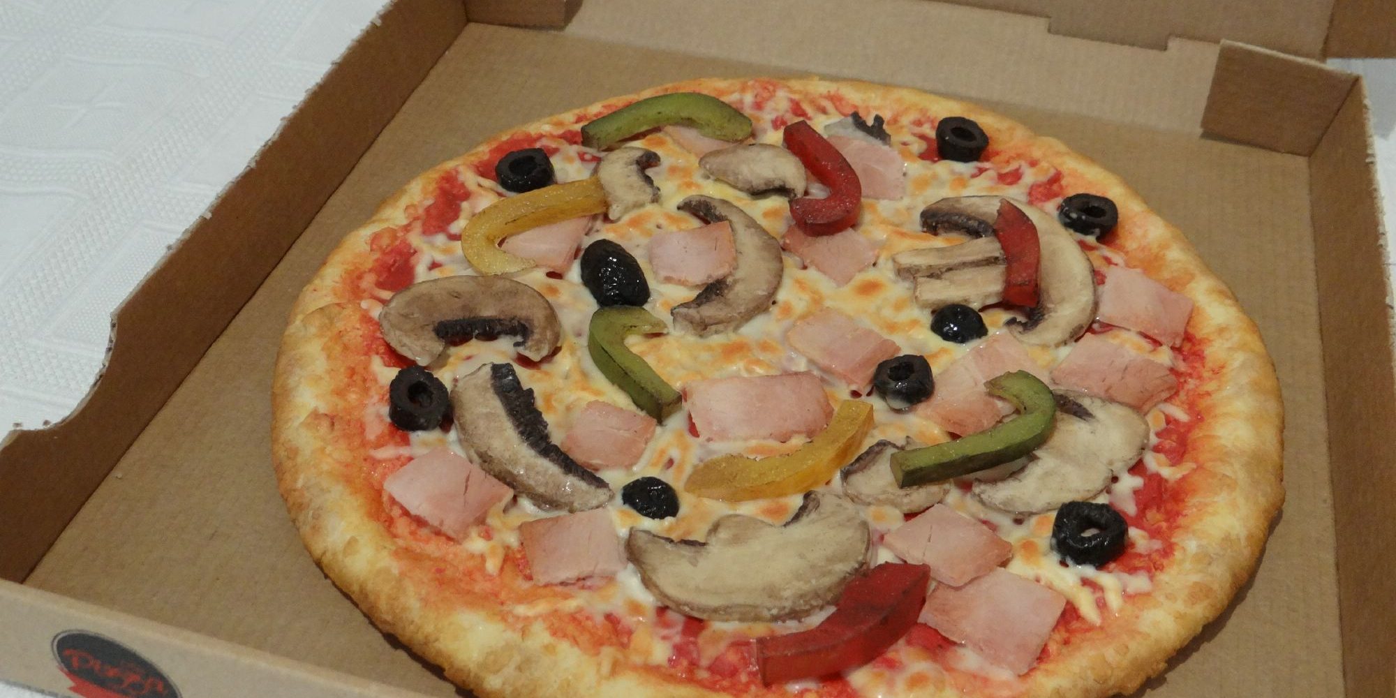 une fausse pizza sculptée en résine qui donne faim comme une vraie