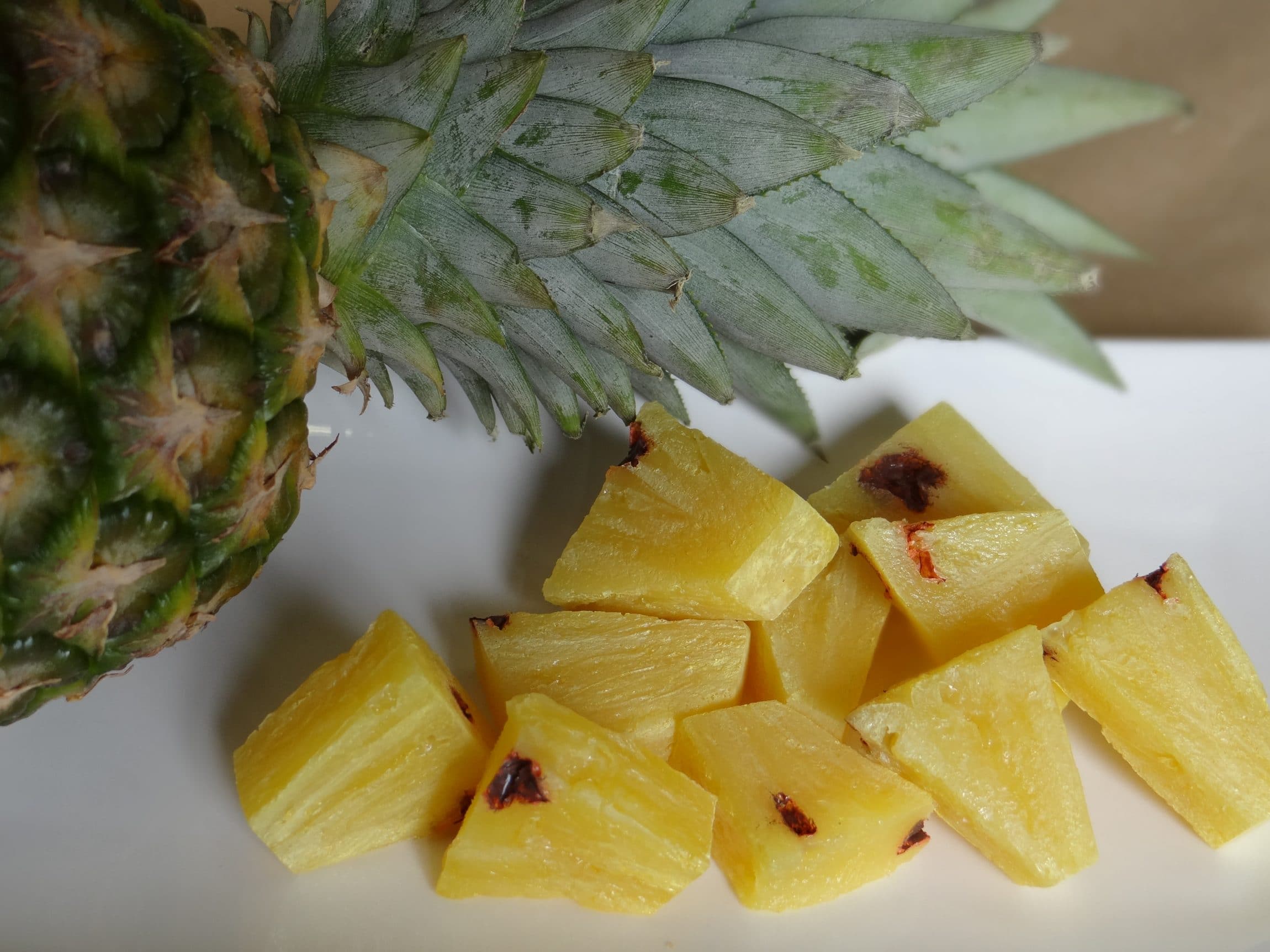 faux-morceaux-ananas-factice