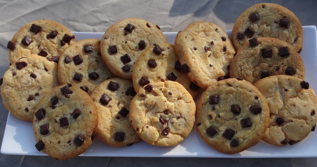 assiette de faux cookies decor vitrine salon