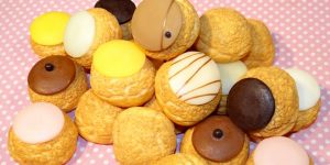 petits choux craquelins en résines factices pour décor de vitrine boutique Popelini