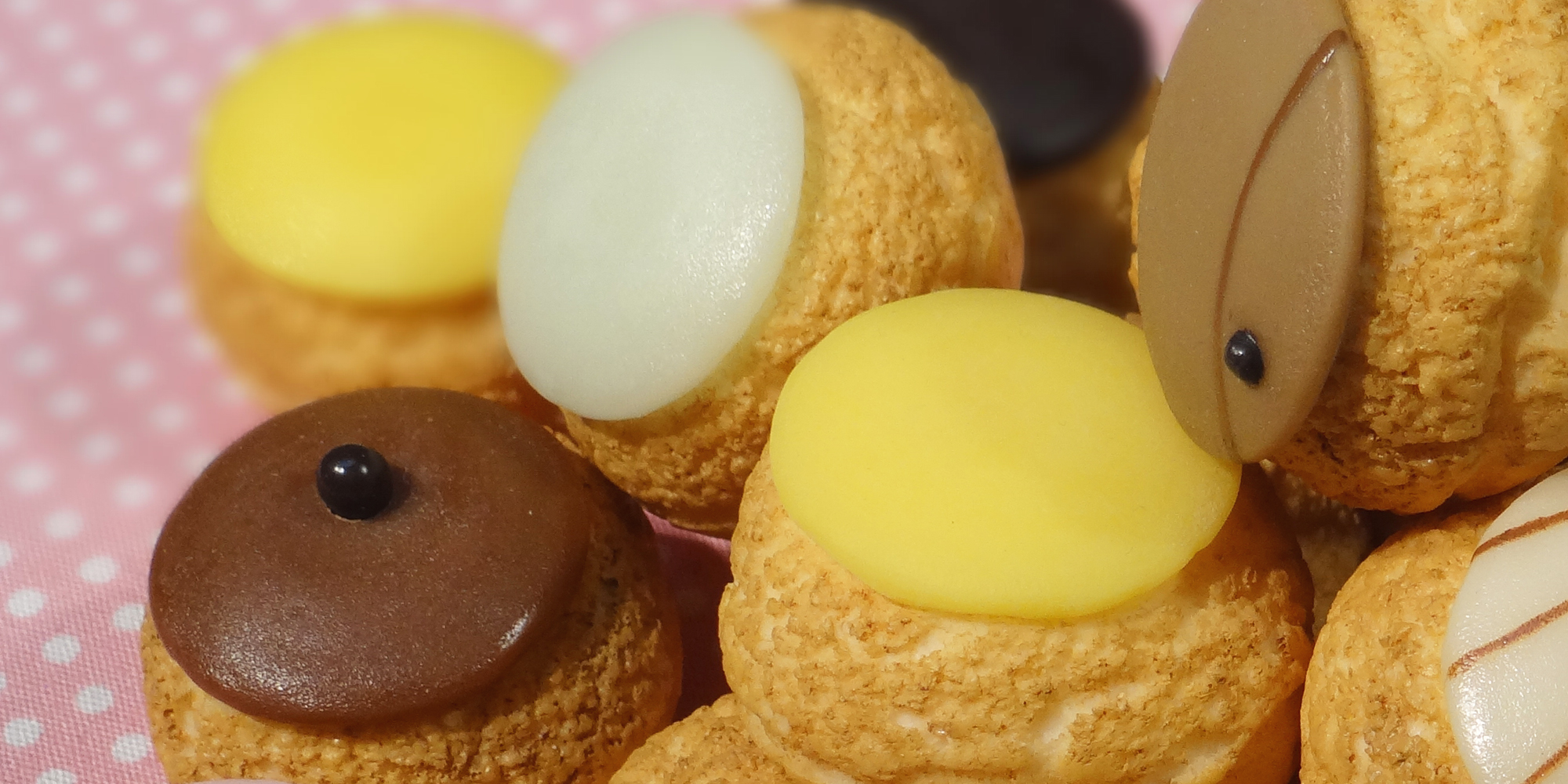 gros-plan-choux-factices-patisserie