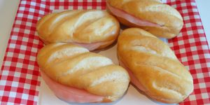 factice alimentaire de sandwich jambon dans un pain viennois